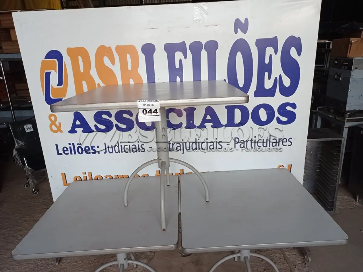 LOTE 044 - 03 MESAS COM TAMPO DE MADEIRAS E PÉS DE FERRO MEDINDO 90CMX90CM. (NO ESTADO, NÃO SABEMOS SE FUNCIONA. LEILÃO NÃO TEM GARANTIA E NEM DEVOLUÇÃO).