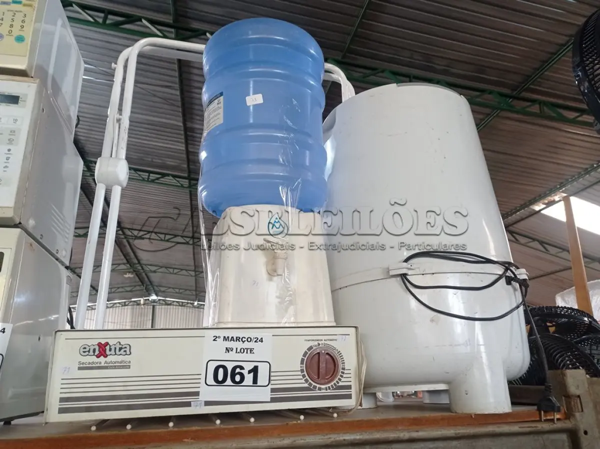 LOTE 061 - 01 CENTRIFUGA, 01 SUPORTE PARA BANHEIRA, 01 SUPORTE PARA GARRAFÃO E 01 SECADORA AUTOMÁTICA. (NO ESTADO) ATENÇÃO! FAZER A VISITAÇÃO ANTES DE ARREMATAR, NÃO SABEMOS SE FUNCIONA. LEILÃO NÃO TEM GARANTIA E NEM DEVOLUÇÃO, SUJEITO A POSSÍVEIS AVARIAS VISÍVEIS/OCULTAS E/OU AUSÊNCIA DE COMPONENTES.