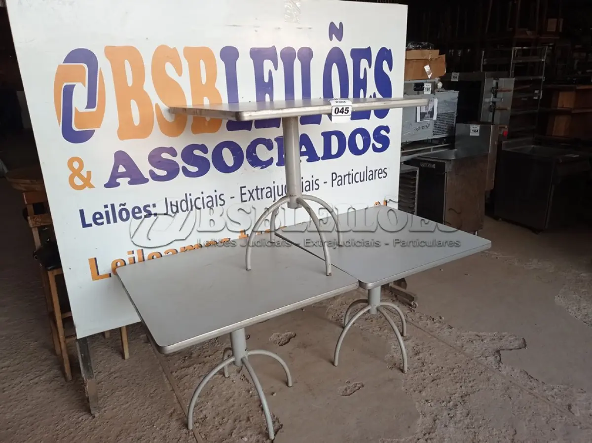 LOTE 045 - 03 MESAS COM TAMPO DE MADEIRAS E PÉS DE FERRO MEDINDO 90CMX90CM. (NO ESTADO, NÃO SABEMOS SE FUNCIONA. LEILÃO NÃO TEM GARANTIA E NEM DEVOLUÇÃO).