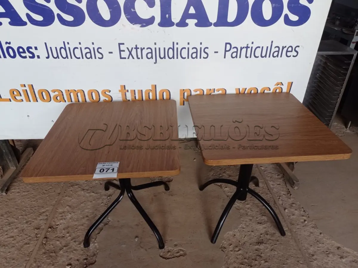 LOTE 071 - 02 MESAS COM TAMPO DE MADEIRA E PÉS DE FERRO MEDINDO 70CMX70CM. (NO ESTADO, NÃO SABEMOS SE FUNCIONA. LEILÃO NÃO TEM GARANTIA E NEM DEVOLUÇÃO).