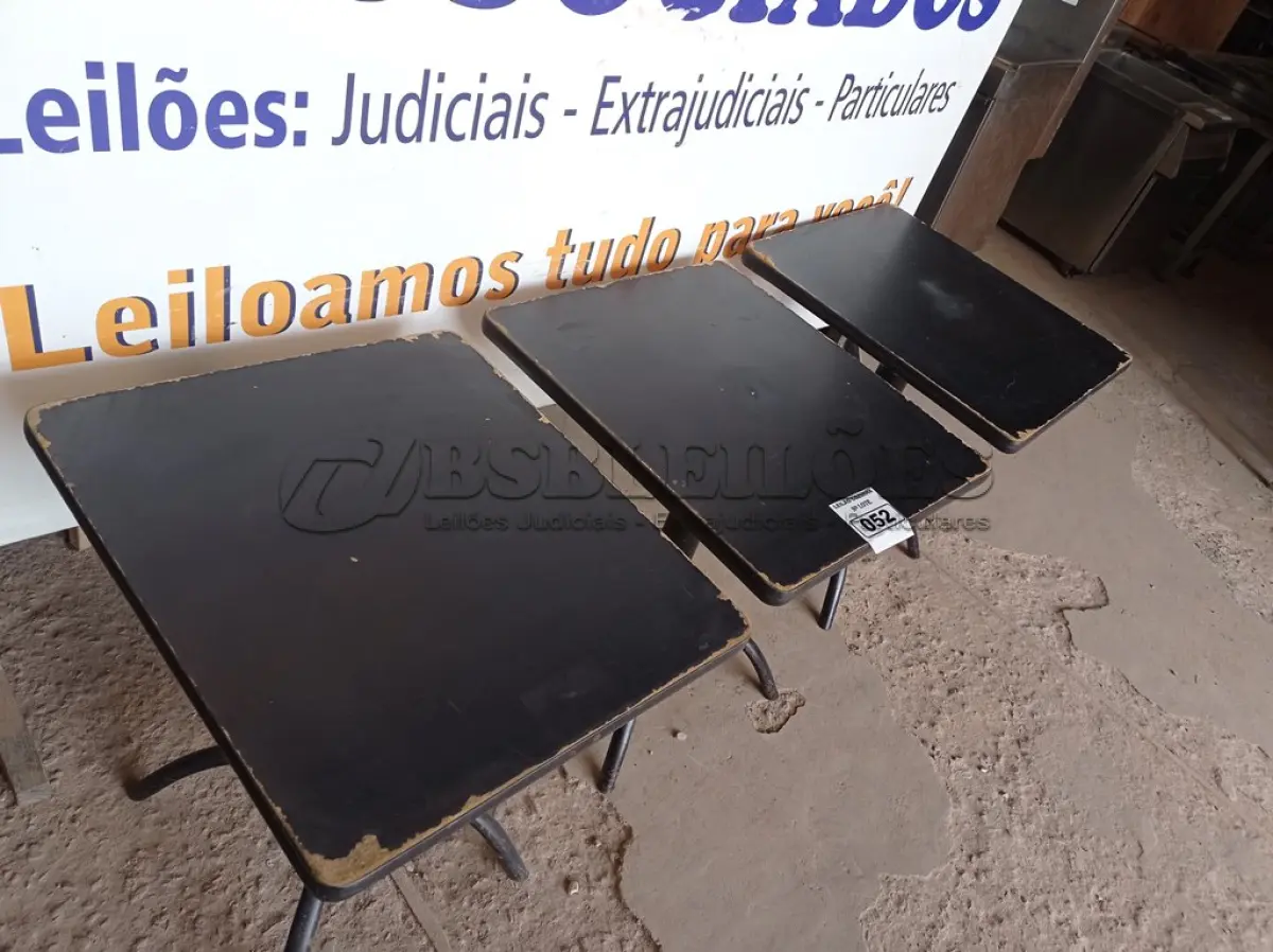 LOTE 052 - 03 MESAS DE MADEIRA E PÉS DE FERRO MEDIDAS VARIADAS. (NO ESTADO, NÃO SABEMOS SE FUNCIONA. LEILÃO NÃO TEM GARANTIA E NEM DEVOLUÇÃO).