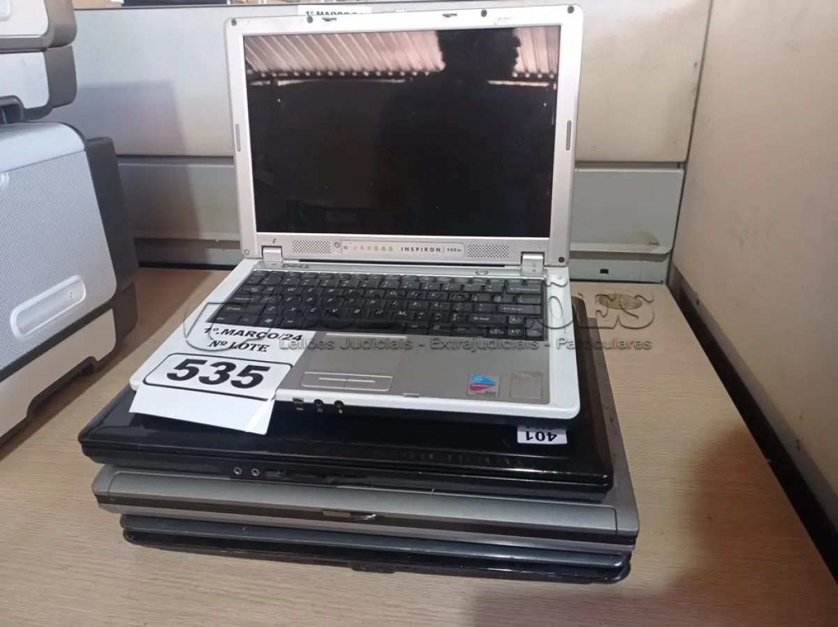 LOTE 535 - 04 NOTEBOOKS PARA RETIRADA DE PEÇAS. (NO ESTADO) ATENÇÃO! FAZER A VISITAÇÃO ANTES DE ARREMATAR, NÃO SABEMOS SE FUNCIONA. LEILÃO NÃO TEM GARANTIA E NEM DEVOLUÇÃO, SUJEITO A POSSÍVEIS AVARIAS VISÍVEIS/OCULTAS E/OU AUSÊNCIA DE COMPONENTES.
