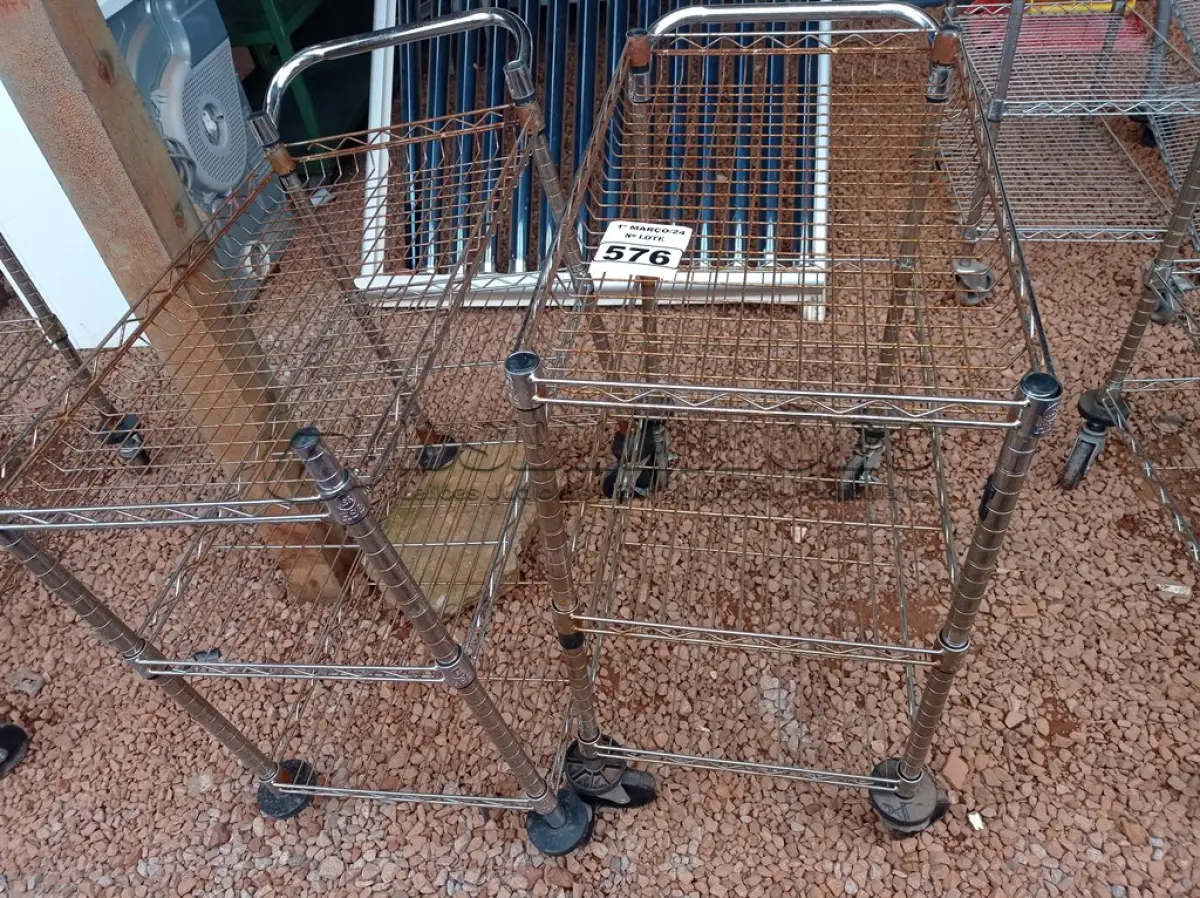 LOTE 576 - 02 CARRINHOS PARA TRANSPORTE DE ALIMENTOS. (NO ESTADO) ATENÇÃO! FAZER A VISITAÇÃO ANTES DE ARREMATAR, NÃO SABEMOS SE FUNCIONA. LEILÃO NÃO TEM GARANTIA E NEM DEVOLUÇÃO, SUJEITO A POSSÍVEIS AVARIAS VISÍVEIS/OCULTAS E/OU AUSÊNCIA DE COMPONENTES.