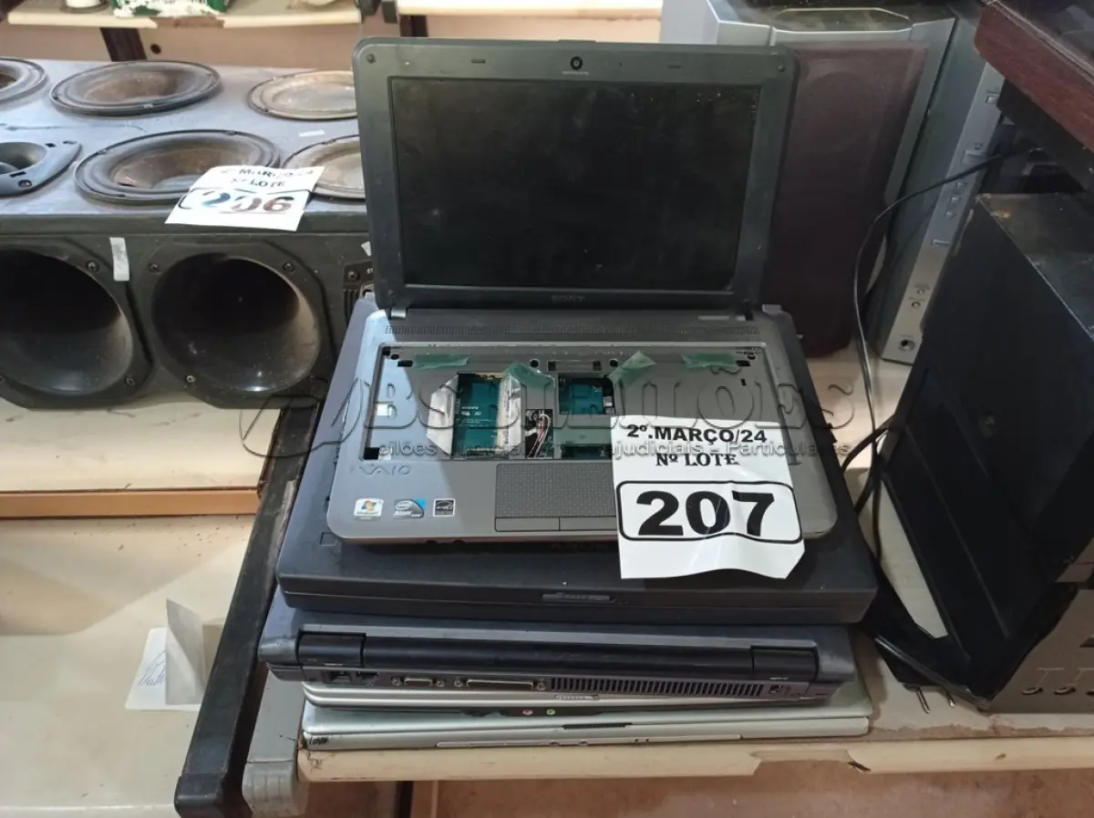 LOTE 207 - 04 NOTEBOOKS E 01 NETBOOK MARCAS E MODELOS DIVERSOS PARA RETIRADA DE PEÇAS. (NO ESTADO) ATENÇÃO! FAZER A VISITAÇÃO ANTES DE ARREMATAR, NÃO SABEMOS SE FUNCIONA. LEILÃO NÃO TEM GARANTIA E NEM DEVOLUÇÃO, SUJEITO A POSSÍVEIS AVARIAS VISÍVEIS/OCULTAS E/OU AUSÊNCIA DE COMPONENTES.
