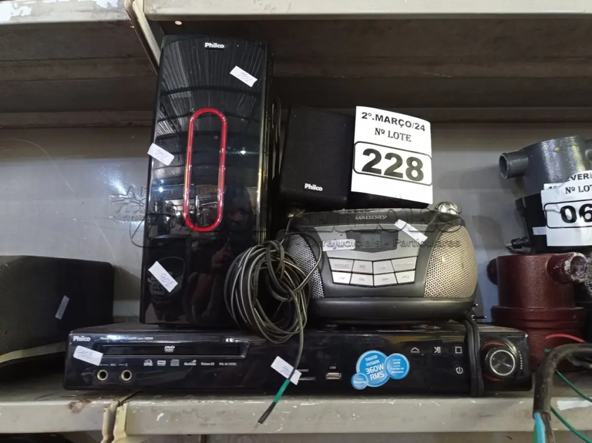 LOTE 228 - 01 DVD HOME THEATER E 01 APARELHO DE SOM. (NO ESTADO) ATENÇÃO! FAZER A VISITAÇÃO ANTES DE ARREMATAR, NÃO SABEMOS SE FUNCIONA. LEILÃO NÃO TEM GARANTIA E NEM DEVOLUÇÃO, SUJEITO A POSSÍVEIS AVARIAS VISÍVEIS/OCULTAS E/OU AUSÊNCIA DE COMPONENTES.