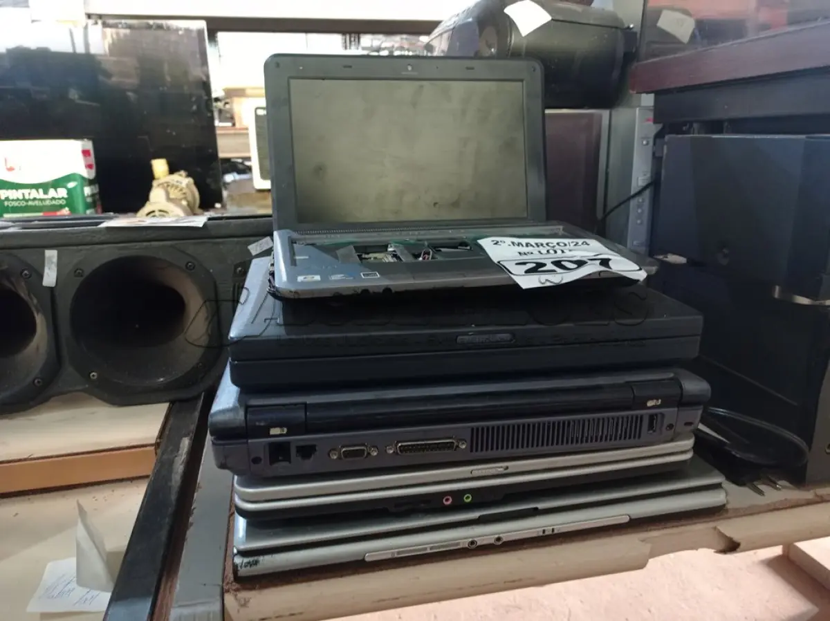 LOTE 207 - 04 NOTEBOOKS E 01 NETBOOK MARCAS E MODELOS DIVERSOS PARA RETIRADA DE PEÇAS. (NO ESTADO) ATENÇÃO! FAZER A VISITAÇÃO ANTES DE ARREMATAR, NÃO SABEMOS SE FUNCIONA. LEILÃO NÃO TEM GARANTIA E NEM DEVOLUÇÃO, SUJEITO A POSSÍVEIS AVARIAS VISÍVEIS/OCULTAS E/OU AUSÊNCIA DE COMPONENTES.