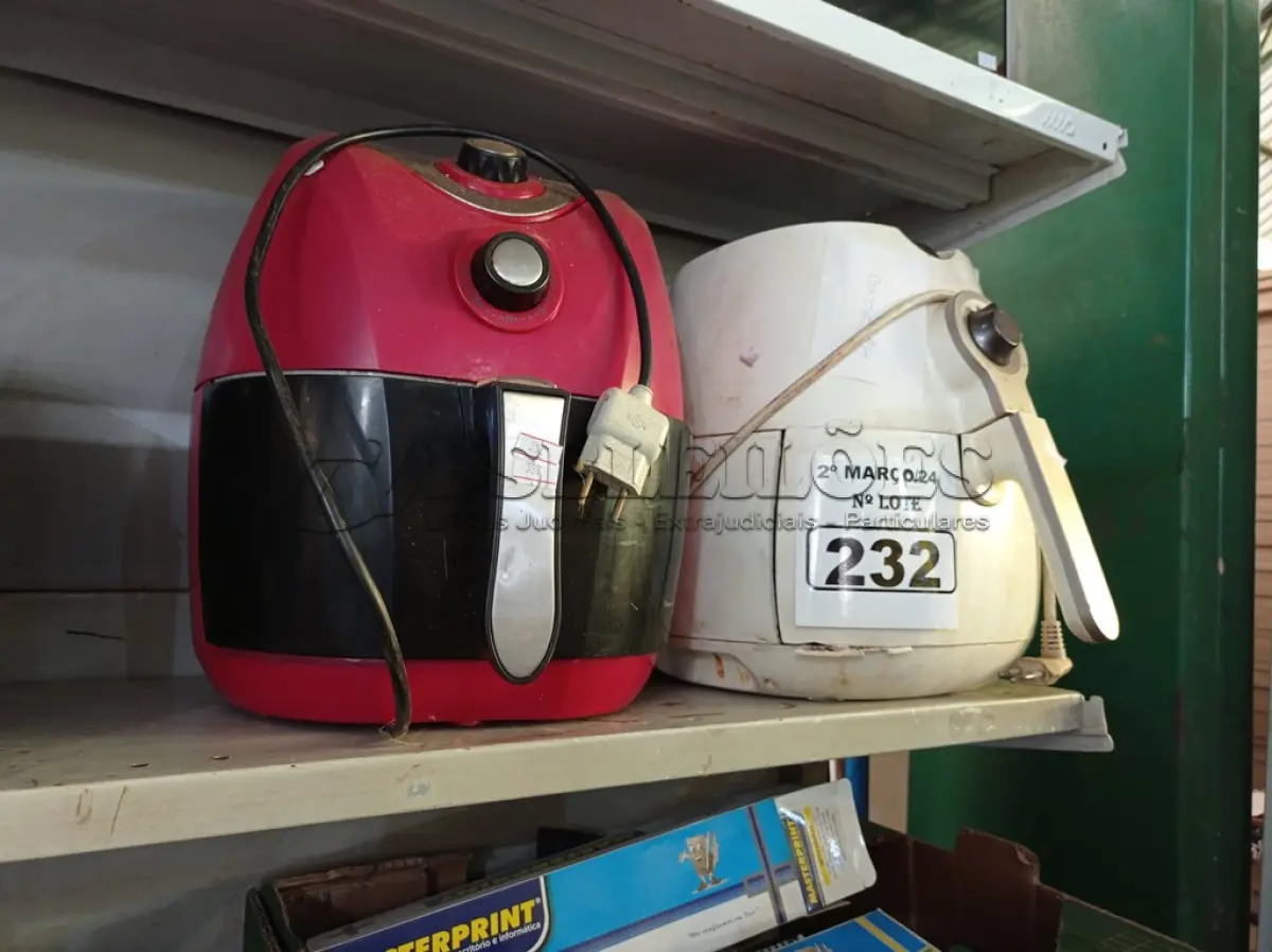 LOTE 232 - 02 AIRFRY MARCAS E MODELOS DIVERSOS. (NO ESTADO) ATENÇÃO! FAZER A VISITAÇÃO ANTES DE ARREMATAR, NÃO SABEMOS SE FUNCIONA. LEILÃO NÃO TEM GARANTIA E NEM DEVOLUÇÃO, SUJEITO A POSSÍVEIS AVARIAS VISÍVEIS/OCULTAS E/OU AUSÊNCIA DE COMPONENTES.