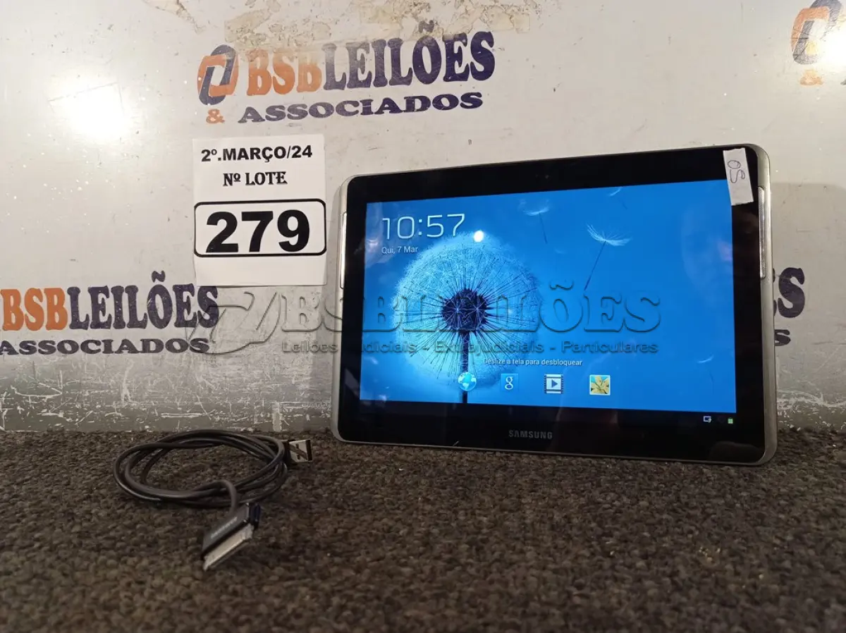 LOTE 279 - 01 TABLET SAMSUNG TAB2 TELA 10.1” COM CABO. (NO ESTADO) ATENÇÃO! FAZER A VISITAÇÃO ANTES DE ARREMATAR, NÃO SABEMOS SE FUNCIONA. LEILÃO NÃO TEM GARANTIA E NEM DEVOLUÇÃO, SUJEITO A POSSÍVEIS AVARIAS VISÍVEIS/OCULTAS E/OU AUSÊNCIA DE COMPONENTES.