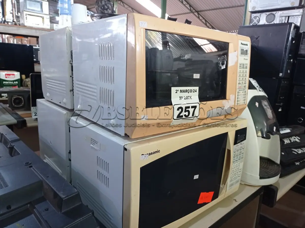 LOTE 257 - 04 MICRO-ONDAS MARCAS E MODELOS DIVERSOS PARA RETIRADA DE PEÇAS. (NO ESTADO) ATENÇÃO! FAZER A VISITAÇÃO ANTES DE ARREMATAR, NÃO SABEMOS SE FUNCIONA. LEILÃO NÃO TEM GARANTIA E NEM DEVOLUÇÃO, SUJEITO A POSSÍVEIS AVARIAS VISÍVEIS/OCULTAS E/OU AUSÊNCIA DE COMPONENTES.