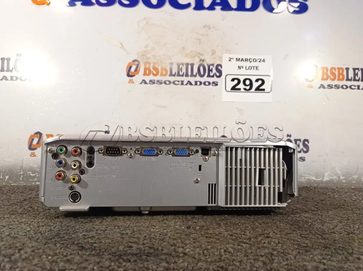 LOTE 292 - 01 PROJETOR MULTIMIDIA MARCA HITACHI. (NO ESTADO) ATENÇÃO! FAZER A VISITAÇÃO ANTES DE ARREMATAR, NÃO SABEMOS SE FUNCIONA. LEILÃO NÃO TEM GARANTIA E NEM DEVOLUÇÃO, SUJEITO A POSSÍVEIS AVARIAS VISÍVEIS/OCULTAS E/OU AUSÊNCIA DE COMPONENTES.