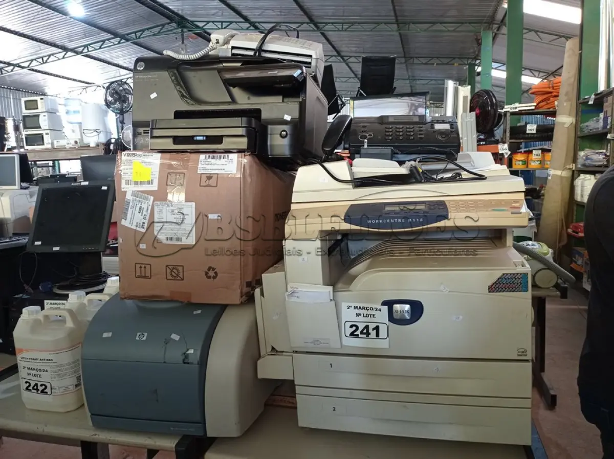 LOTE 241 - 03 IMPRESSORAS, VÁRIOS TECLADOS PARA PC E 02 APARELHOS DE FAX MARCAS E MODELOS DIVERSOS.  (NO ESTADO) ATENÇÃO! FAZER A VISITAÇÃO ANTES DE ARREMATAR, NÃO SABEMOS SE FUNCIONA. LEILÃO NÃO TEM GARANTIA E NEM DEVOLUÇÃO, SUJEITO A POSSÍVEIS AVARIAS VISÍVEIS/OCULTAS E/OU AUSÊNCIA DE COMPONENTES.