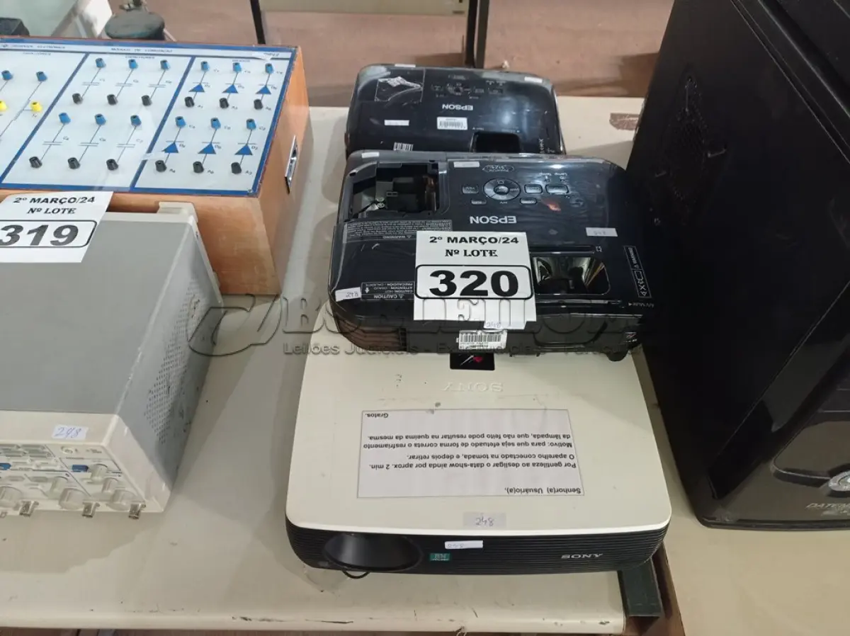 LOTE 320 - 04 PROJETORES MULTIMIDIA MARCAS E MODELOS DIVERSOS PARA RETIRADA DE PEÇAS. (NO ESTADO) ATENÇÃO! FAZER A VISITAÇÃO ANTES DE ARREMATAR, NÃO SABEMOS SE FUNCIONA. LEILÃO NÃO TEM GARANTIA E NEM DEVOLUÇÃO, SUJEITO A POSSÍVEIS AVARIAS VISÍVEIS/OCULTAS E/OU AUSÊNCIA DE COMPONENTES.