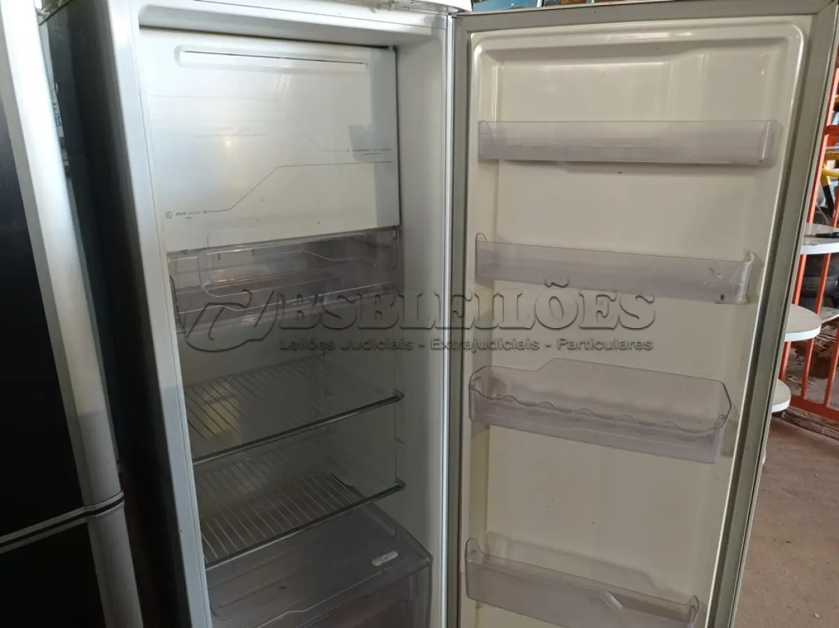 LOTE 308 - 01 GELADEIRA MARCA ELECTROLUX 220V. (NO ESTADO) ATENÇÃO! FAZER A VISITAÇÃO ANTES DE ARREMATAR, NÃO SABEMOS SE FUNCIONA. LEILÃO NÃO TEM GARANTIA E NEM DEVOLUÇÃO, SUJEITO A POSSÍVEIS AVARIAS VISÍVEIS/OCULTAS E/OU AUSÊNCIA DE COMPONENTES.