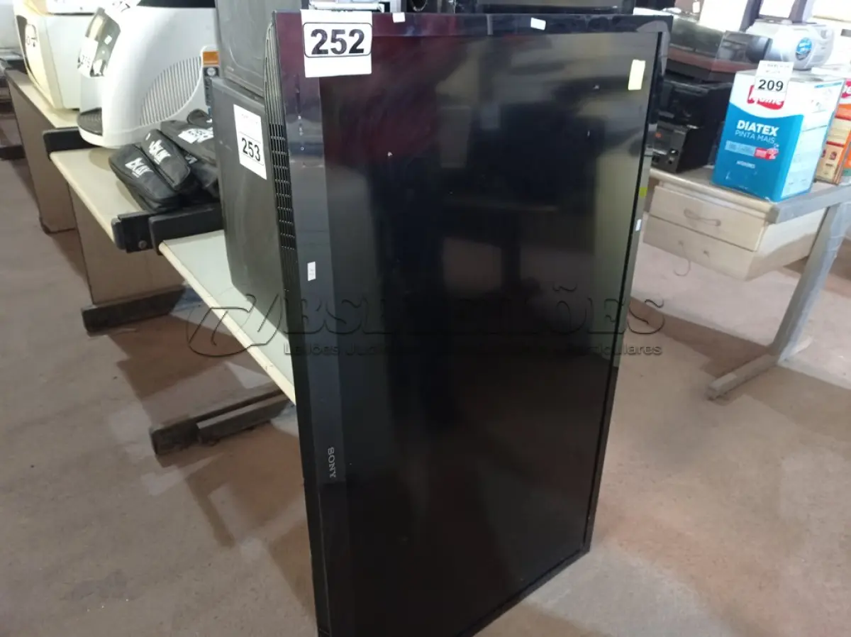LOTE 252 - 01 TV SONY 55” POL PARA RETIRADA DE PEÇAS. (NO ESTADO) ATENÇÃO! FAZER A VISITAÇÃO ANTES DE ARREMATAR, NÃO SABEMOS SE FUNCIONA. LEILÃO NÃO TEM GARANTIA E NEM DEVOLUÇÃO, SUJEITO A POSSÍVEIS AVARIAS VISÍVEIS/OCULTAS E/OU AUSÊNCIA DE COMPONENTES.