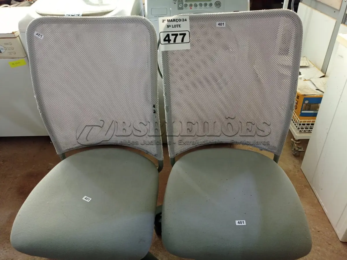 LOTE 477 - 02 CADEIRAS DE ESCRITÓRIO COM BASES GIRATÓRIAS. (NO ESTADO) ATENÇÃO! FAZER A VISITAÇÃO ANTES DE ARREMATAR, NÃO SABEMOS SE FUNCIONA. LEILÃO NÃO TEM GARANTIA E NEM DEVOLUÇÃO, SUJEITO A POSSÍVEIS AVARIAS VISÍVEIS/OCULTAS E/OU AUSÊNCIA DE COMPONENTES.