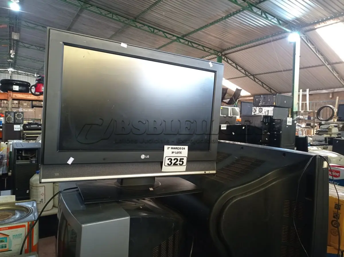 LOTE 325 - 02 TV’S DE TUBO E 01 TV LG 26” MARCAS E MODELOS DIVERSOS PARA RETIRADA DE PEÇAS. (NO ESTADO) ATENÇÃO! FAZER A VISITAÇÃO ANTES DE ARREMATAR, NÃO SABEMOS SE FUNCIONA. LEILÃO NÃO TEM GARANTIA E NEM DEVOLUÇÃO, SUJEITO A POSSÍVEIS AVARIAS VISÍVEIS/OCULTAS E/OU AUSÊNCIA DE COMPONENTES.