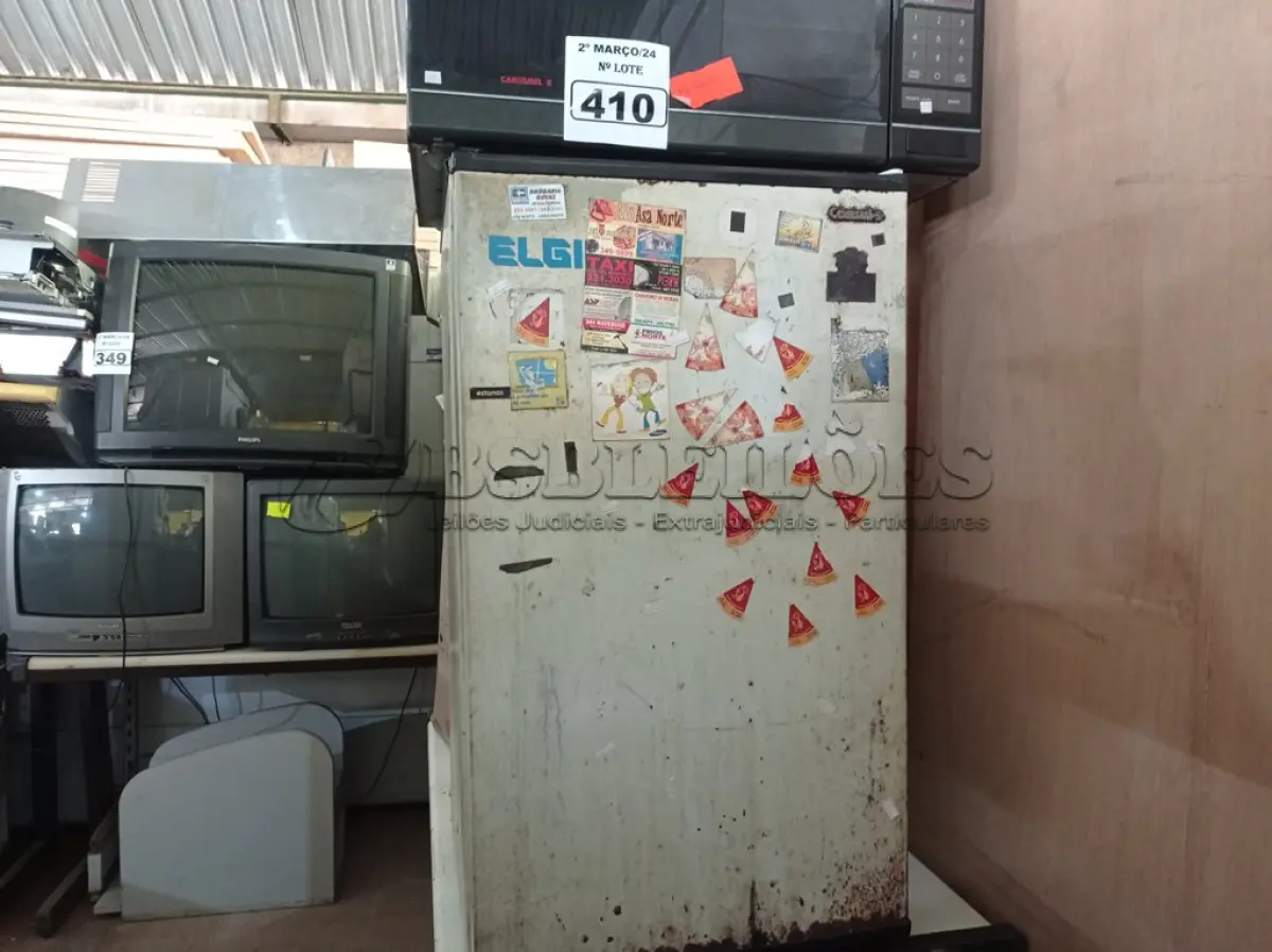 LOTE 410 - 01 FRIGOBAR E 02 MICRO-ONDAS MARCAS E MODELOS DIVERSOS. (NO ESTADO) ATENÇÃO! FAZER A VISITAÇÃO ANTES DE ARREMATAR, NÃO SABEMOS SE FUNCIONA. LEILÃO NÃO TEM GARANTIA E NEM DEVOLUÇÃO, SUJEITO A POSSÍVEIS AVARIAS VISÍVEIS/OCULTAS E/OU AUSÊNCIA DE COMPONENTES.