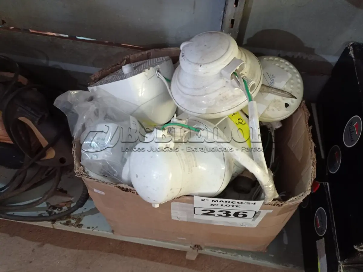 LOTE 236 - 01 LOTE COM VÁRIOS CHUVEIROS MARCAS E MODELOS DIVERSOS. (NO ESTADO) ATENÇÃO! FAZER A VISITAÇÃO ANTES DE ARREMATAR, NÃO SABEMOS SE FUNCIONA. LEILÃO NÃO TEM GARANTIA E NEM DEVOLUÇÃO, SUJEITO A POSSÍVEIS AVARIAS VISÍVEIS/OCULTAS E/OU AUSÊNCIA DE COMPONENTES.