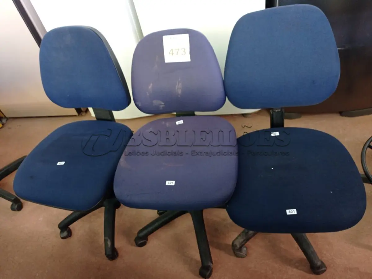 LOTE 473 - 03 CADEIRAS DE ESCRITÓRIO COM BASE GIRATÓRIA. (NO ESTADO) ATENÇÃO! FAZER A VISITAÇÃO ANTES DE ARREMATAR, NÃO SABEMOS SE FUNCIONA. LEILÃO NÃO TEM GARANTIA E NEM DEVOLUÇÃO, SUJEITO A POSSÍVEIS AVARIAS VISÍVEIS/OCULTAS E/OU AUSÊNCIA DE COMPONENTES.