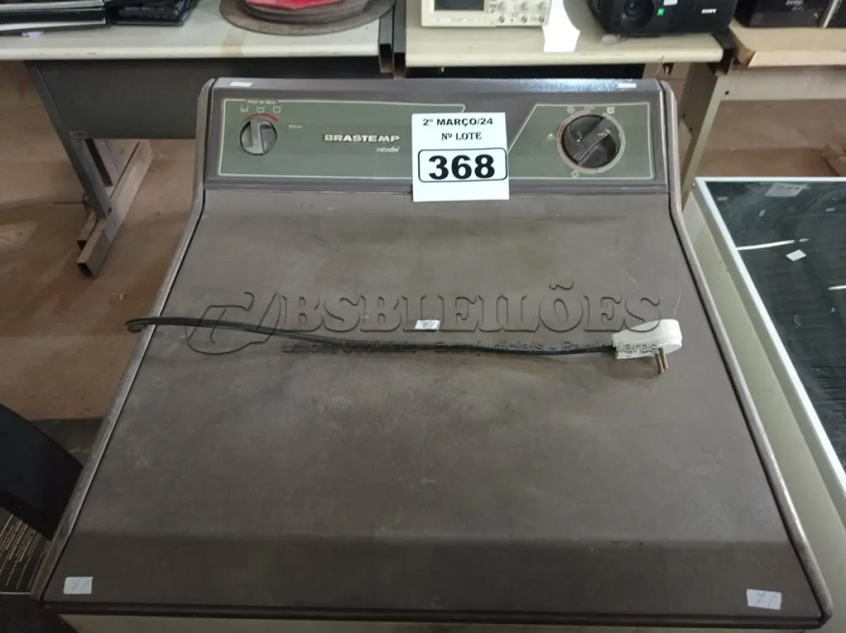 LOTE 368 - 01 MÁQUINA DE LAVAR ROUPAS MARCA BRASTEMP 220V. (NO ESTADO) ATENÇÃO! FAZER A VISITAÇÃO ANTES DE ARREMATAR, NÃO SABEMOS SE FUNCIONA. LEILÃO NÃO TEM GARANTIA E NEM DEVOLUÇÃO, SUJEITO A POSSÍVEIS AVARIAS VISÍVEIS/OCULTAS E/OU AUSÊNCIA DE COMPONENTES.