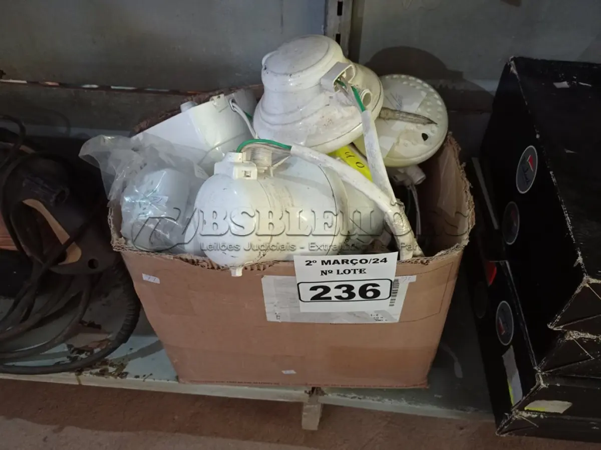 LOTE 236 - 01 LOTE COM VÁRIOS CHUVEIROS MARCAS E MODELOS DIVERSOS. (NO ESTADO) ATENÇÃO! FAZER A VISITAÇÃO ANTES DE ARREMATAR, NÃO SABEMOS SE FUNCIONA. LEILÃO NÃO TEM GARANTIA E NEM DEVOLUÇÃO, SUJEITO A POSSÍVEIS AVARIAS VISÍVEIS/OCULTAS E/OU AUSÊNCIA DE COMPONENTES.
