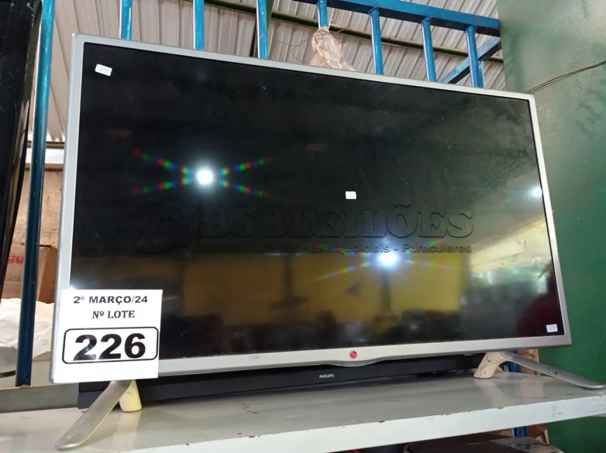 LOTE 226 - 01 TV LG 32” POL PARA RETIRADA DE PEÇAS. (NO ESTADO) ATENÇÃO! FAZER A VISITAÇÃO ANTES DE ARREMATAR, NÃO SABEMOS SE FUNCIONA. LEILÃO NÃO TEM GARANTIA E NEM DEVOLUÇÃO, SUJEITO A POSSÍVEIS AVARIAS VISÍVEIS/OCULTAS E/OU AUSÊNCIA DE COMPONENTES.