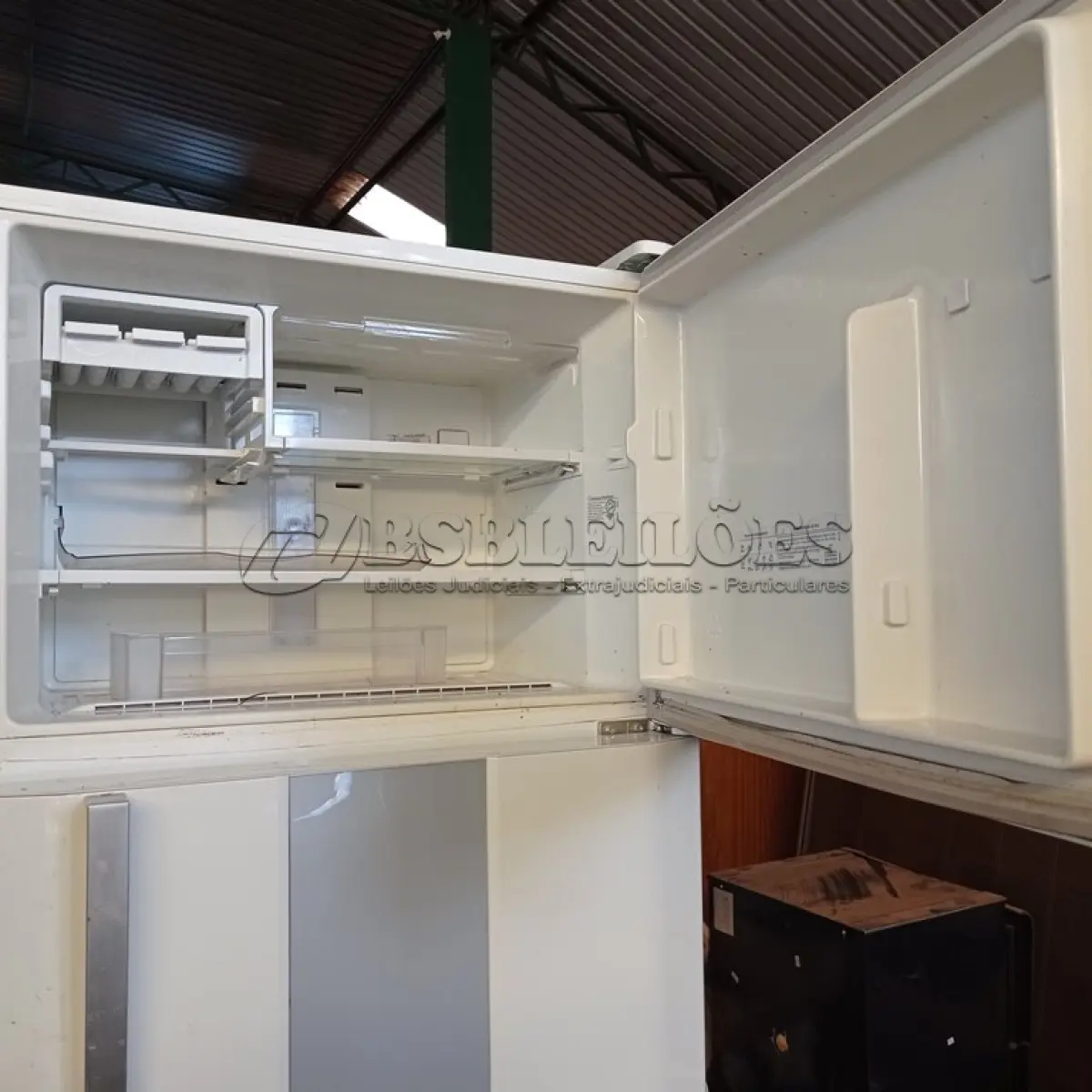LOTE 471 - 01 GELADEIRA MARCA ELECTROLUX 220V. (NO ESTADO) ATENÇÃO! FAZER A VISITAÇÃO ANTES DE ARREMATAR, NÃO SABEMOS SE FUNCIONA. LEILÃO NÃO TEM GARANTIA E NEM DEVOLUÇÃO, SUJEITO A POSSÍVEIS AVARIAS VISÍVEIS/OCULTAS E/OU AUSÊNCIA DE COMPONENTES.