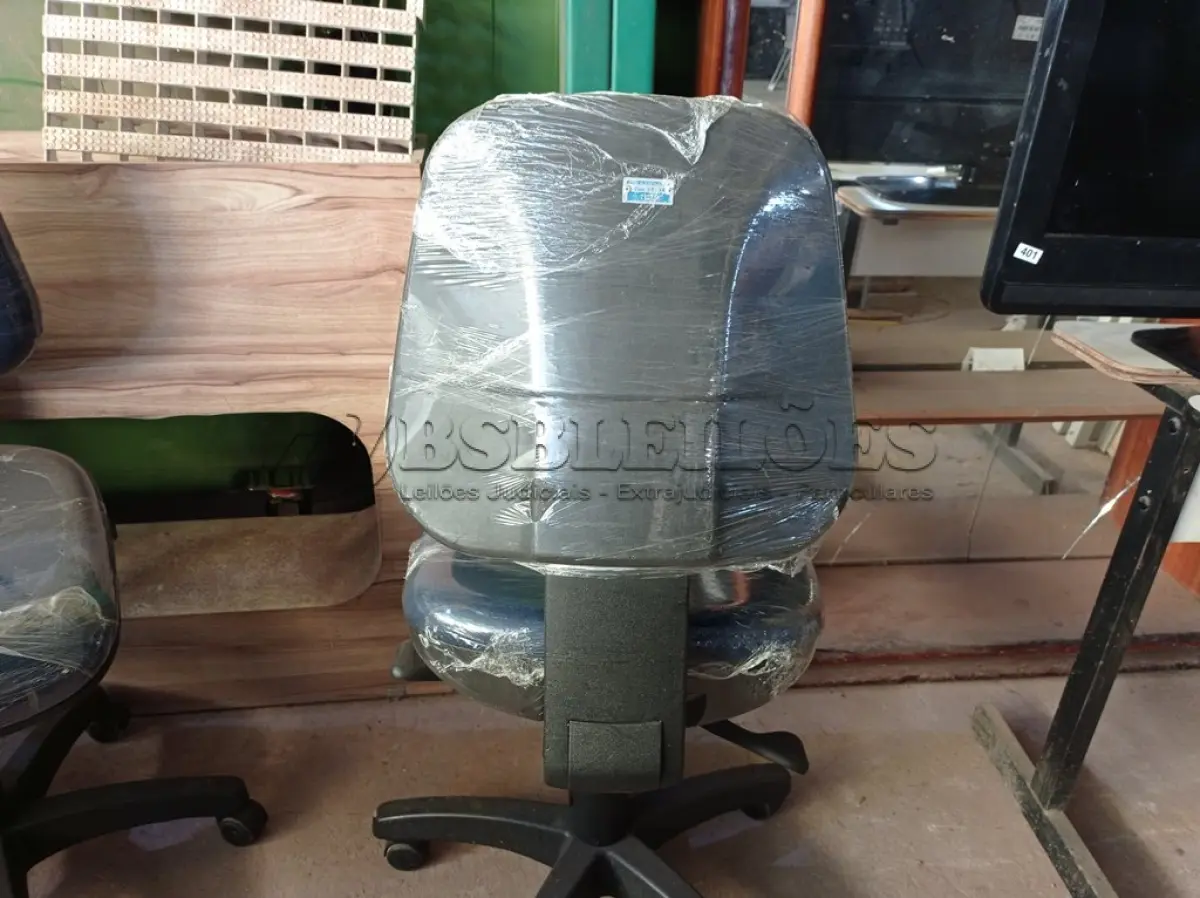 LOTE 452 - 01 CADEIRA DE ESCRITÓRIO COM BASE GIRATÓRIA. (NO ESTADO) ATENÇÃO! FAZER A VISITAÇÃO ANTES DE ARREMATAR, NÃO SABEMOS SE FUNCIONA. LEILÃO NÃO TEM GARANTIA E NEM DEVOLUÇÃO, SUJEITO A POSSÍVEIS AVARIAS VISÍVEIS/OCULTAS E/OU AUSÊNCIA DE COMPONENTES.