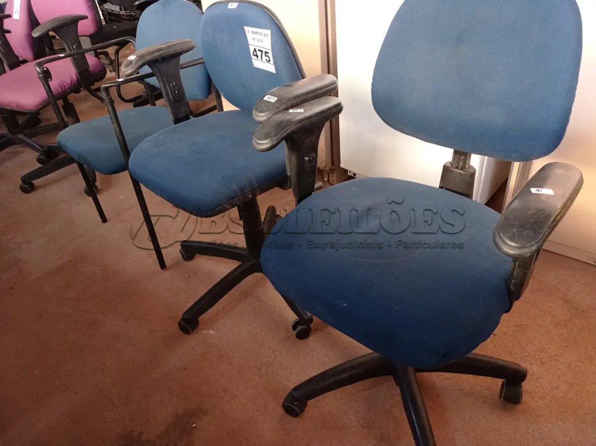 LOTE 475 - 03 CADEIRAS DE ESCRITÓRIO SENDO 01 COM BASE FIXA. (NO ESTADO) ATENÇÃO! FAZER A VISITAÇÃO ANTES DE ARREMATAR, NÃO SABEMOS SE FUNCIONA. LEILÃO NÃO TEM GARANTIA E NEM DEVOLUÇÃO, SUJEITO A POSSÍVEIS AVARIAS VISÍVEIS/OCULTAS E/OU AUSÊNCIA DE COMPONENTES.