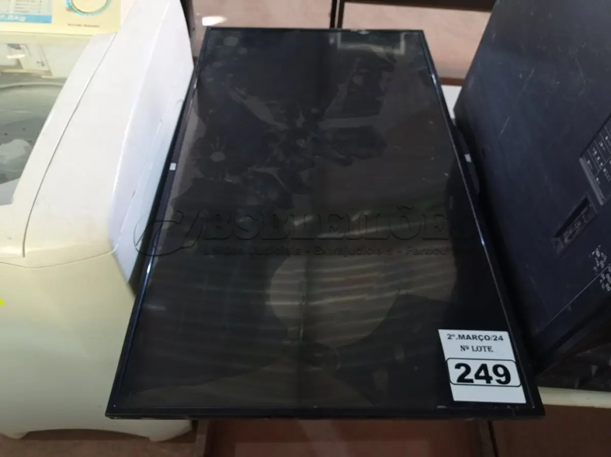 LOTE 249 - 01 TV AOC 43” POL PARA RETIRADA DE PEÇAS. (NO ESTADO) ATENÇÃO! FAZER A VISITAÇÃO ANTES DE ARREMATAR, NÃO SABEMOS SE FUNCIONA. LEILÃO NÃO TEM GARANTIA E NEM DEVOLUÇÃO, SUJEITO A POSSÍVEIS AVARIAS VISÍVEIS/OCULTAS E/OU AUSÊNCIA DE COMPONENTES.