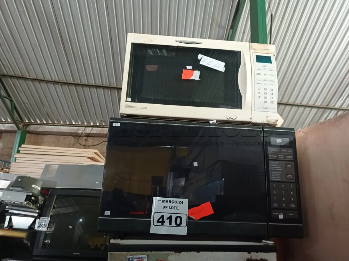 LOTE 410 - 01 FRIGOBAR E 02 MICRO-ONDAS MARCAS E MODELOS DIVERSOS. (NO ESTADO) ATENÇÃO! FAZER A VISITAÇÃO ANTES DE ARREMATAR, NÃO SABEMOS SE FUNCIONA. LEILÃO NÃO TEM GARANTIA E NEM DEVOLUÇÃO, SUJEITO A POSSÍVEIS AVARIAS VISÍVEIS/OCULTAS E/OU AUSÊNCIA DE COMPONENTES.