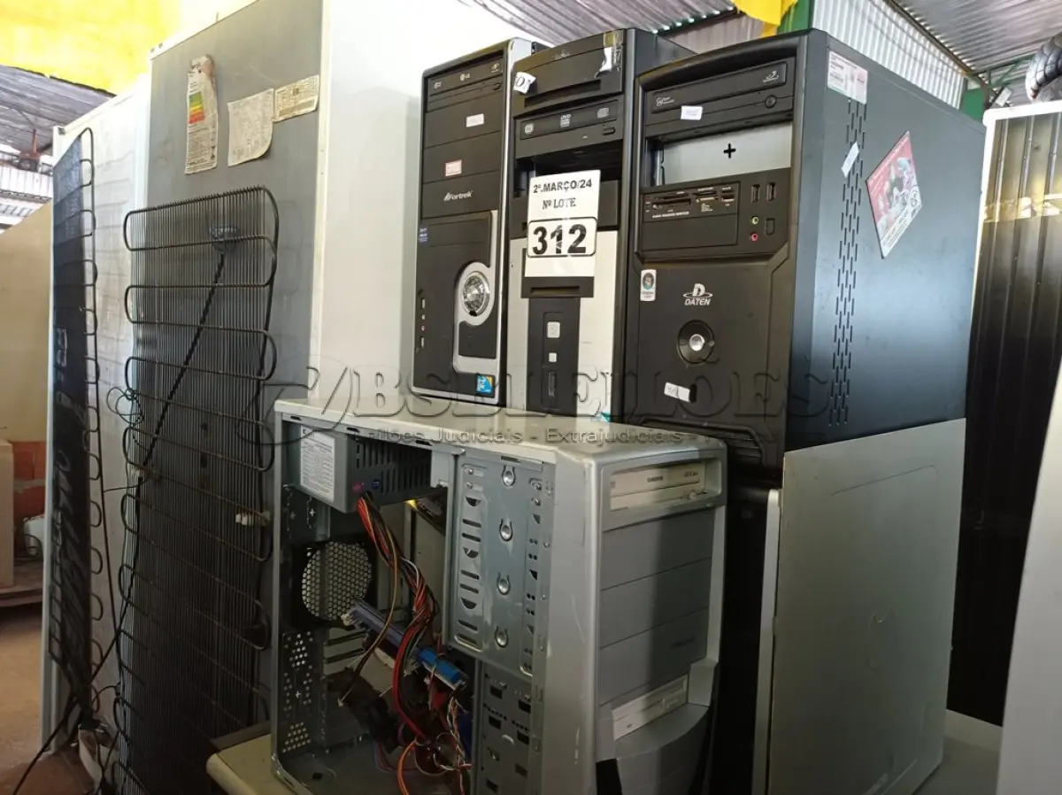 LOTE 312 - 07 CPU’S MARCAS E MODELOS DIVERSOS. (NO ESTADO) ATENÇÃO! FAZER A VISITAÇÃO ANTES DE ARREMATAR, NÃO SABEMOS SE FUNCIONA. LEILÃO NÃO TEM GARANTIA E NEM DEVOLUÇÃO, SUJEITO A POSSÍVEIS AVARIAS VISÍVEIS/OCULTAS E/OU AUSÊNCIA DE COMPONENTES.