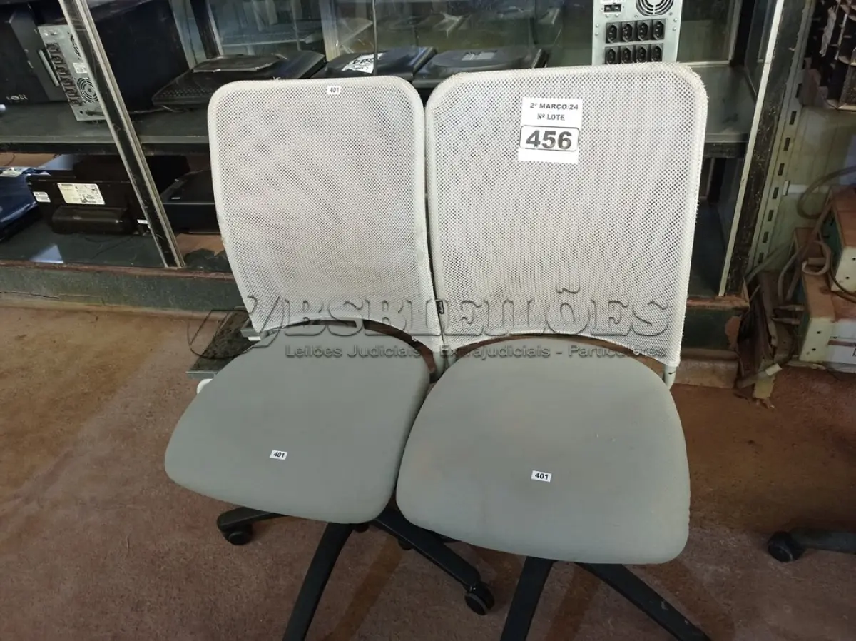 LOTE 456 - 02 CADEIRAS DE ESCRITÓRIO COM BASES GIRATÓRIAS. (NO ESTADO) ATENÇÃO! FAZER A VISITAÇÃO ANTES DE ARREMATAR, NÃO SABEMOS SE FUNCIONA. LEILÃO NÃO TEM GARANTIA E NEM DEVOLUÇÃO, SUJEITO A POSSÍVEIS AVARIAS VISÍVEIS/OCULTAS E/OU AUSÊNCIA DE COMPONENTES.