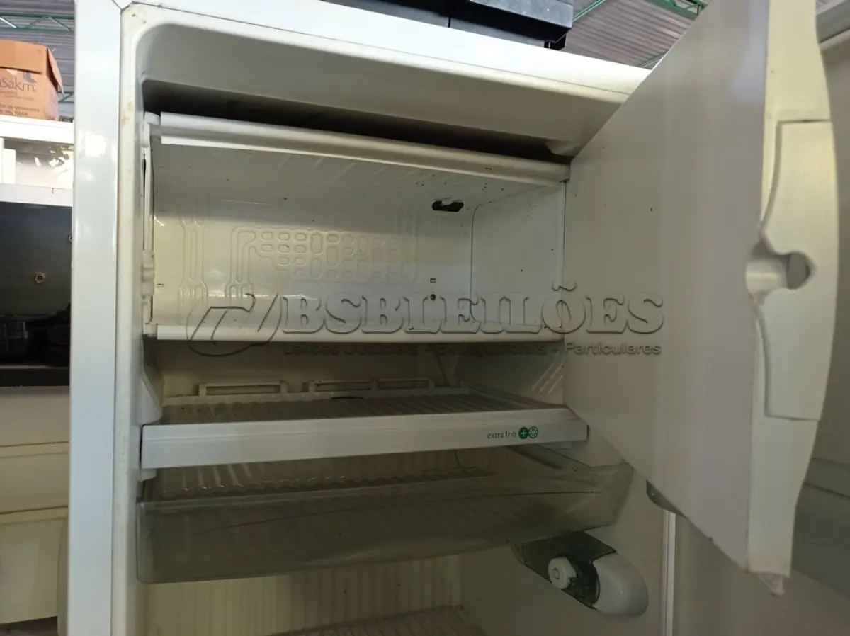 LOTE 193 - 01 GELADEIRA MARCA CÔNSUL 220V. (NO ESTADO) ATENÇÃO! FAZER A VISITAÇÃO ANTES DE ARREMATAR, NÃO SABEMOS SE FUNCIONA. LEILÃO NÃO TEM GARANTIA E NEM DEVOLUÇÃO, SUJEITO A POSSÍVEIS AVARIAS VISÍVEIS/OCULTAS E/OU AUSÊNCIA DE COMPONENTES.