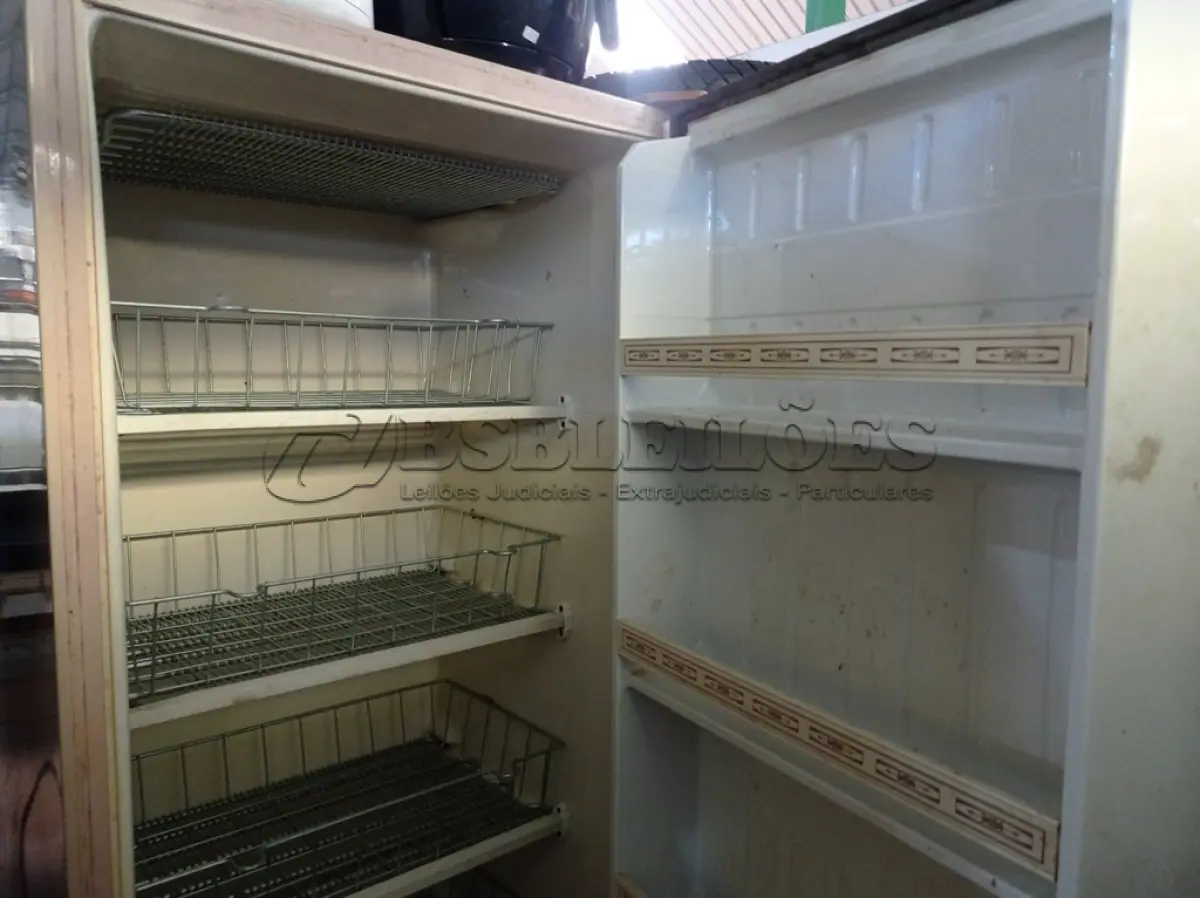 LOTE 356 - 01 FREEZER VERTICAL MARCA METALFRIO. (NO ESTADO) ATENÇÃO! FAZER A VISITAÇÃO ANTES DE ARREMATAR, NÃO SABEMOS SE FUNCIONA. LEILÃO NÃO TEM GARANTIA E NEM DEVOLUÇÃO, SUJEITO A POSSÍVEIS AVARIAS VISÍVEIS/OCULTAS E/OU AUSÊNCIA DE COMPONENTES.