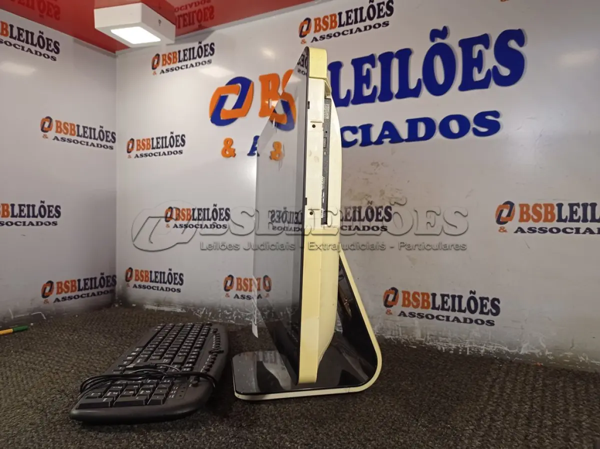 LOTE 205 - 01 COMPUTADOR ALL IN ONE. (NO ESTADO) ATENÇÃO! FAZER A VISITAÇÃO ANTES DE ARREMATAR, NÃO SABEMOS SE FUNCIONA. LEILÃO NÃO TEM GARANTIA E NEM DEVOLUÇÃO, SUJEITO A POSSÍVEIS AVARIAS VISÍVEIS/OCULTAS E/OU AUSÊNCIA DE COMPONENTES.