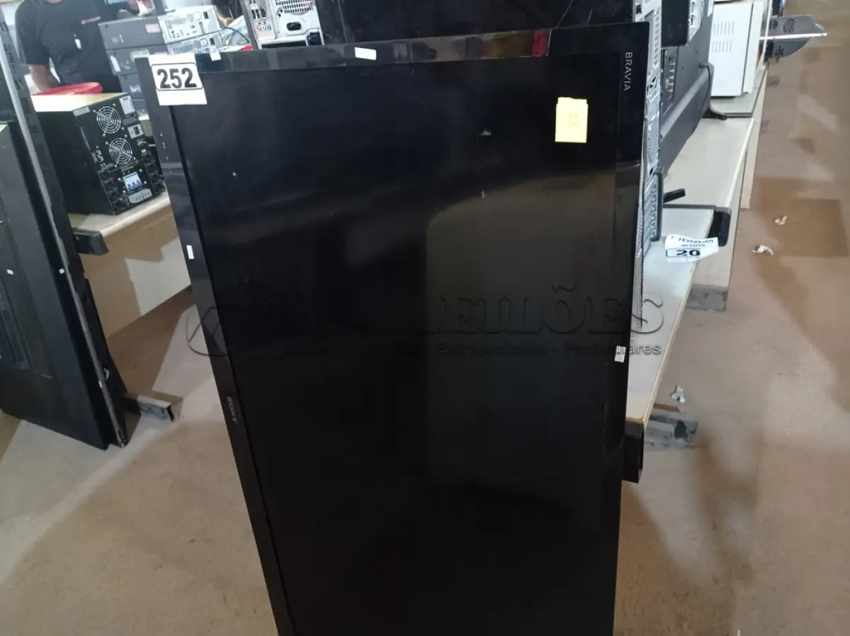 LOTE 252 - 01 TV SONY 55” POL PARA RETIRADA DE PEÇAS. (NO ESTADO) ATENÇÃO! FAZER A VISITAÇÃO ANTES DE ARREMATAR, NÃO SABEMOS SE FUNCIONA. LEILÃO NÃO TEM GARANTIA E NEM DEVOLUÇÃO, SUJEITO A POSSÍVEIS AVARIAS VISÍVEIS/OCULTAS E/OU AUSÊNCIA DE COMPONENTES.