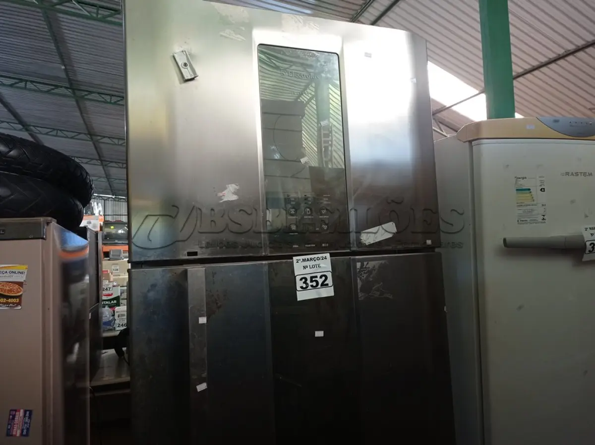 LOTE 352 - 01 GELADEIRA MARCA ELECTROLUX 220V. (NO ESTADO) ATENÇÃO! FAZER A VISITAÇÃO ANTES DE ARREMATAR, NÃO SABEMOS SE FUNCIONA. LEILÃO NÃO TEM GARANTIA E NEM DEVOLUÇÃO, SUJEITO A POSSÍVEIS AVARIAS VISÍVEIS/OCULTAS E/OU AUSÊNCIA DE COMPONENTES.