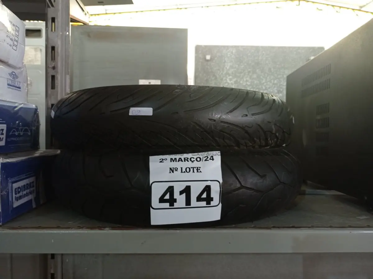 LOTE 414 - 02 PNEUS DE MOTO. (NO ESTADO) ATENÇÃO! FAZER A VISITAÇÃO ANTES DE ARREMATAR, NÃO SABEMOS SE FUNCIONA. LEILÃO NÃO TEM GARANTIA E NEM DEVOLUÇÃO, SUJEITO A POSSÍVEIS AVARIAS VISÍVEIS/OCULTAS E/OU AUSÊNCIA DE COMPONENTES.