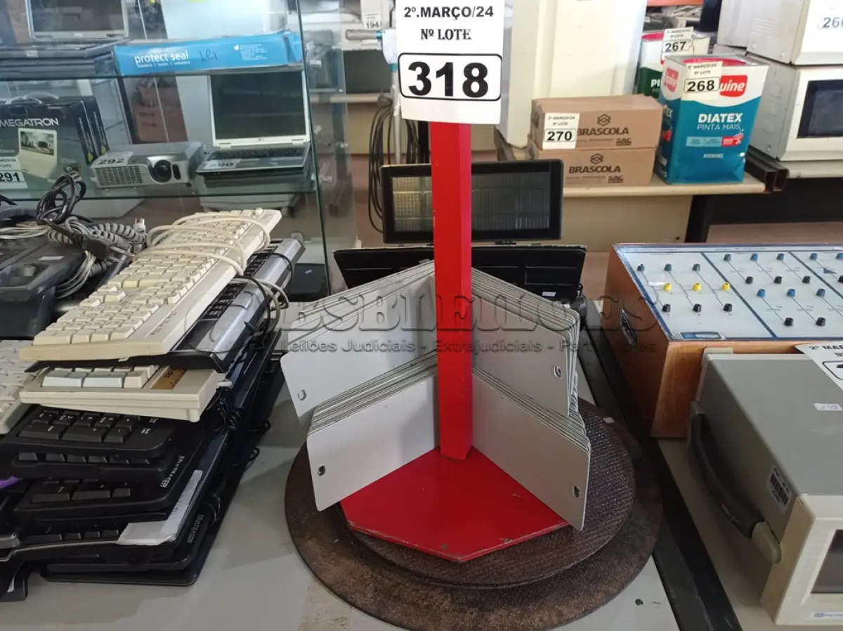 LOTE 318 - 01 TOTEM PARA SENHA, VÁRIOS DISCOS DE CORTE, VÁRIAS CANTONEIRAS DE FERRO E 02 LUMINÁRIAS DE LED. (NO ESTADO) ATENÇÃO! FAZER A VISITAÇÃO ANTES DE ARREMATAR, NÃO SABEMOS SE FUNCIONA. LEILÃO NÃO TEM GARANTIA E NEM DEVOLUÇÃO, SUJEITO A POSSÍVEIS AVARIAS VISÍVEIS/OCULTAS E/OU AUSÊNCIA DE COMPONENTES.