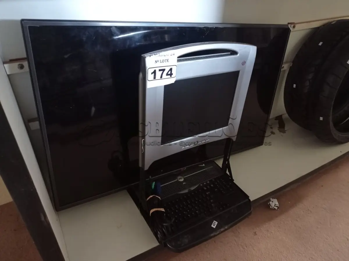 LOTE 174 - 01 TV LG E 01 TECLADO E MONITOR PARA RACK. (NO ESTADO) ATENÇÃO! FAZER A VISITAÇÃO ANTES DE ARREMATAR, NÃO SABEMOS SE FUNCIONA. LEILÃO NÃO TEM GARANTIA E NEM DEVOLUÇÃO, SUJEITO A POSSÍVEIS AVARIAS VISÍVEIS/OCULTAS E/OU AUSÊNCIA DE COMPONENTES.