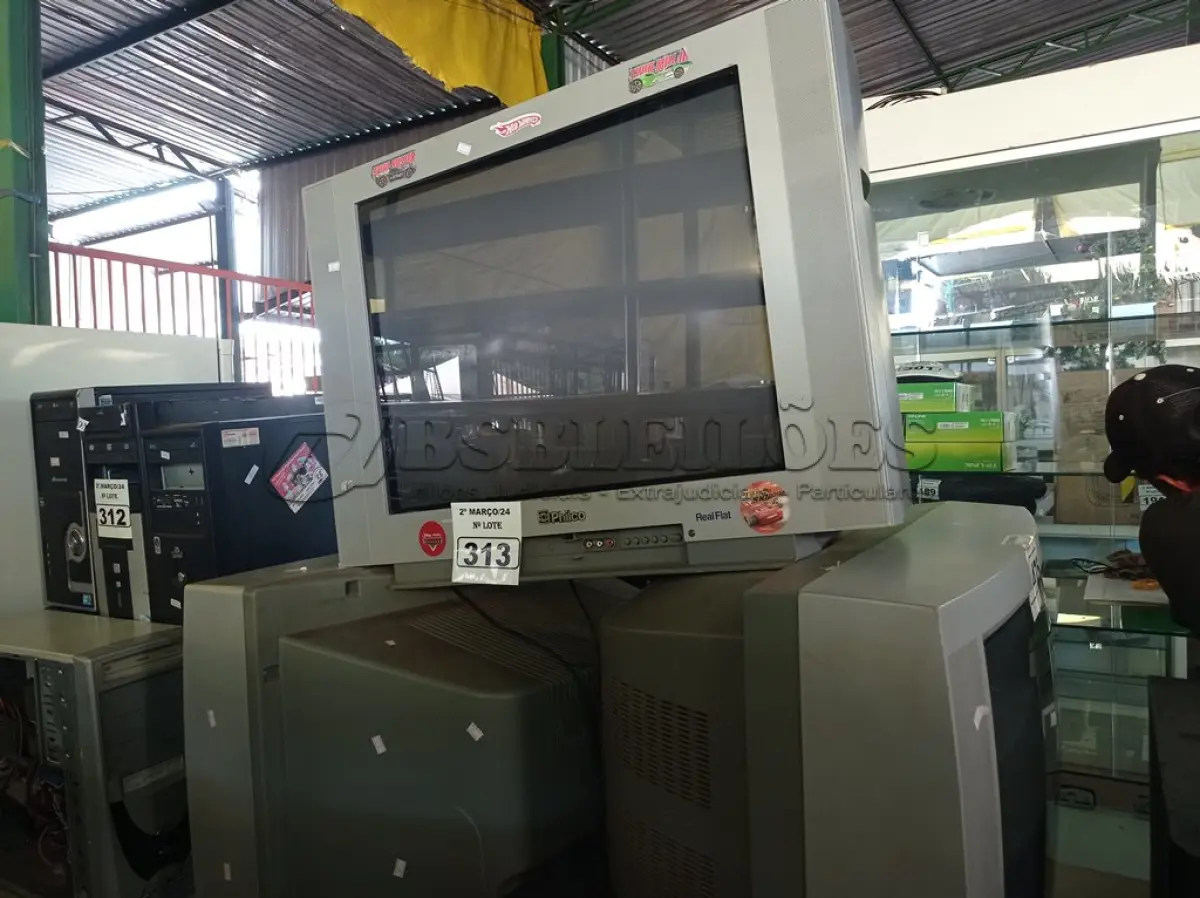 LOTE 313 - 03 TV’S DE TUBO MARCAS E MODELOS DIVERSOS. (NO ESTADO) ATENÇÃO! FAZER A VISITAÇÃO ANTES DE ARREMATAR, NÃO SABEMOS SE FUNCIONA. LEILÃO NÃO TEM GARANTIA E NEM DEVOLUÇÃO, SUJEITO A POSSÍVEIS AVARIAS VISÍVEIS/OCULTAS E/OU AUSÊNCIA DE COMPONENTES.