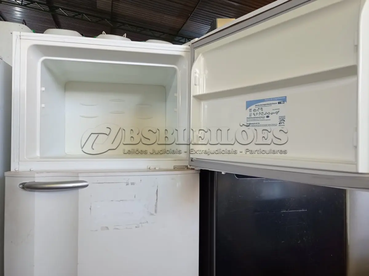 LOTE 467 - 01 GELADEIRA DUPLEX 220V. (NO ESTADO) ATENÇÃO! FAZER A VISITAÇÃO ANTES DE ARREMATAR, NÃO SABEMOS SE FUNCIONA. LEILÃO NÃO TEM GARANTIA E NEM DEVOLUÇÃO, SUJEITO A POSSÍVEIS AVARIAS VISÍVEIS/OCULTAS E/OU AUSÊNCIA DE COMPONENTES.