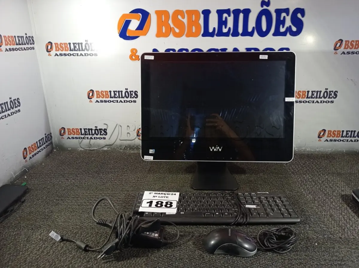 LOTE 188 - 01 COMPUTADOR ALL IN ONE. (NO ESTADO) ATENÇÃO! FAZER A VISITAÇÃO ANTES DE ARREMATAR, NÃO SABEMOS SE FUNCIONA. LEILÃO NÃO TEM GARANTIA E NEM DEVOLUÇÃO, SUJEITO A POSSÍVEIS AVARIAS VISÍVEIS/OCULTAS E/OU AUSÊNCIA DE COMPONENTES.