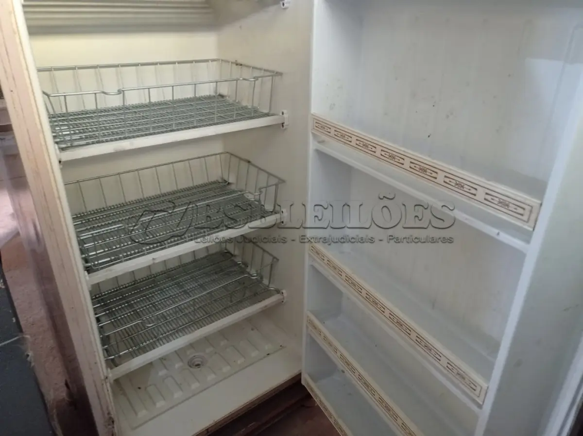 LOTE 356 - 01 FREEZER VERTICAL MARCA METALFRIO. (NO ESTADO) ATENÇÃO! FAZER A VISITAÇÃO ANTES DE ARREMATAR, NÃO SABEMOS SE FUNCIONA. LEILÃO NÃO TEM GARANTIA E NEM DEVOLUÇÃO, SUJEITO A POSSÍVEIS AVARIAS VISÍVEIS/OCULTAS E/OU AUSÊNCIA DE COMPONENTES.