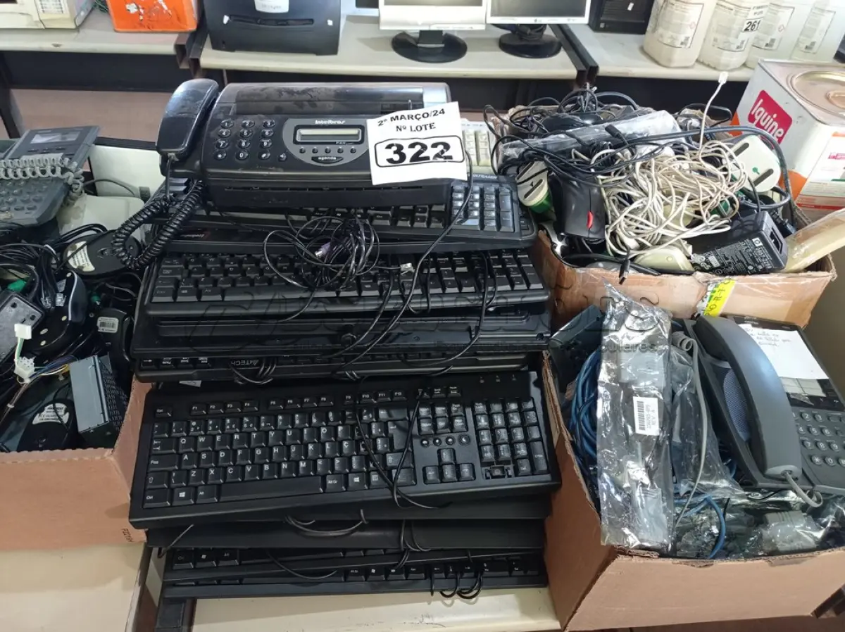 LOTE 322 - 01 LOTE COM FONTES, CABOS, 01 APARELHO DE FAX E PERIFÉRICOS DE INFORMÁTICA DIVERSOS. (NO ESTADO) ATENÇÃO! FAZER A VISITAÇÃO ANTES DE ARREMATAR, NÃO SABEMOS SE FUNCIONA. LEILÃO NÃO TEM GARANTIA E NEM DEVOLUÇÃO, SUJEITO A POSSÍVEIS AVARIAS VISÍVEIS/OCULTAS E/OU AUSÊNCIA DE COMPONENTES.