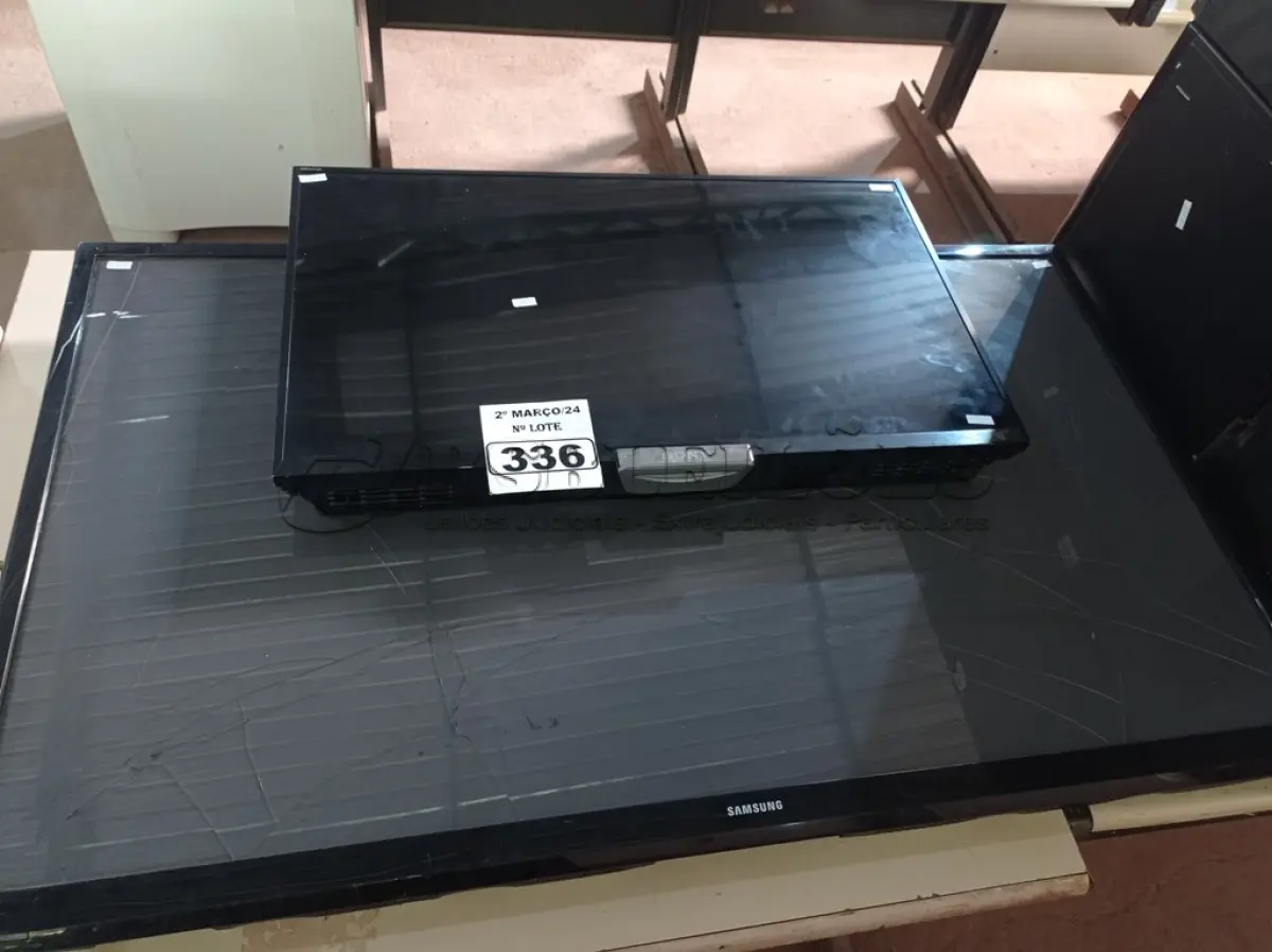 LOTE 336 - 02 TV’S MARCAS E MODELOS DIVERSOS PARA RETIRADA DE PEÇAS. (NO ESTADO) ATENÇÃO! FAZER A VISITAÇÃO ANTES DE ARREMATAR, NÃO SABEMOS SE FUNCIONA. LEILÃO NÃO TEM GARANTIA E NEM DEVOLUÇÃO, SUJEITO A POSSÍVEIS AVARIAS VISÍVEIS/OCULTAS E/OU AUSÊNCIA DE COMPONENTES.
