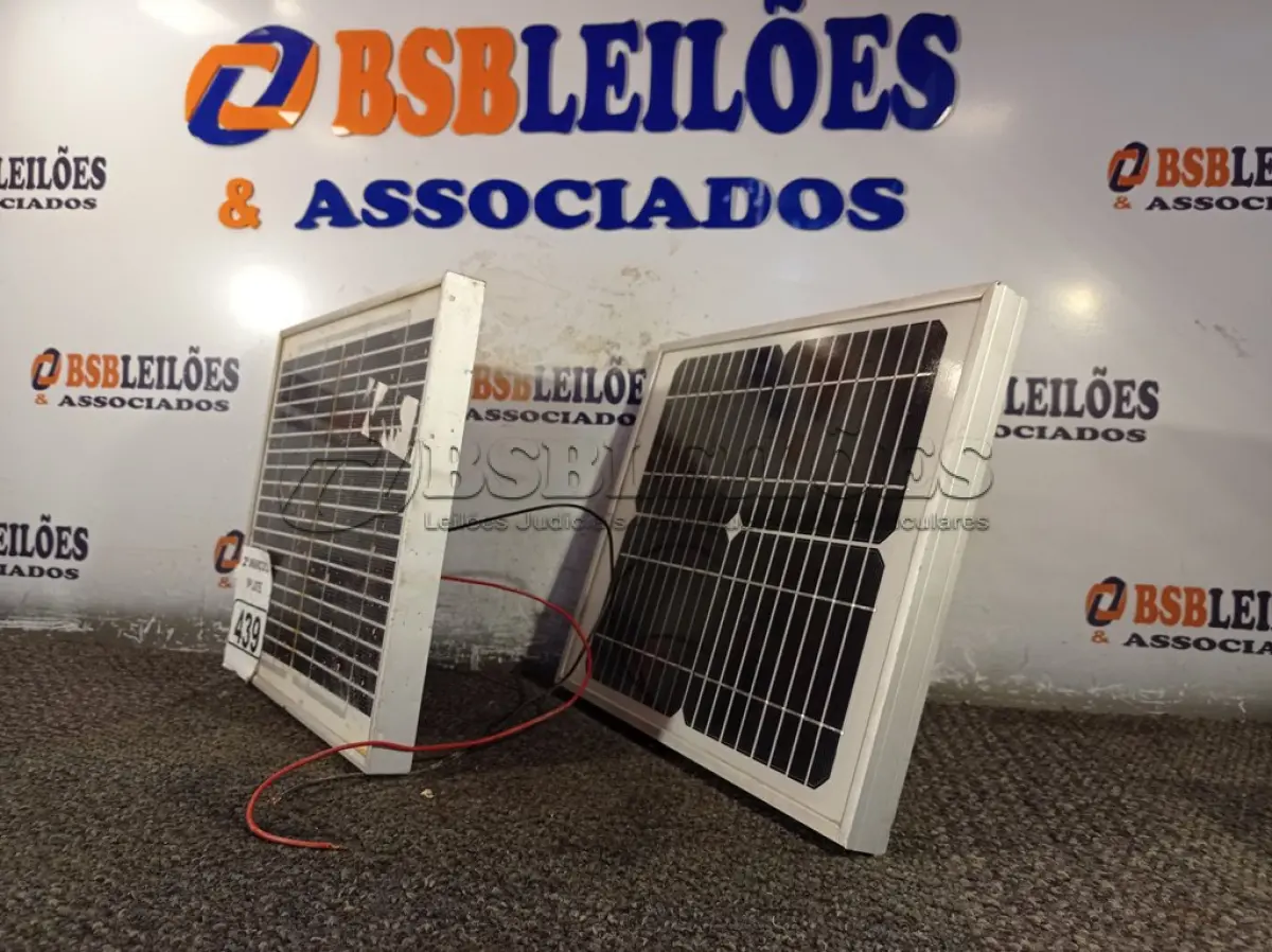 LOTE 439 - 02 PAINÉIS SOLARES 18V 10W. (NO ESTADO) ATENÇÃO! FAZER A VISITAÇÃO ANTES DE ARREMATAR, NÃO SABEMOS SE FUNCIONA. LEILÃO NÃO TEM GARANTIA E NEM DEVOLUÇÃO, SUJEITO A POSSÍVEIS AVARIAS VISÍVEIS/OCULTAS E/OU AUSÊNCIA DE COMPONENTES.