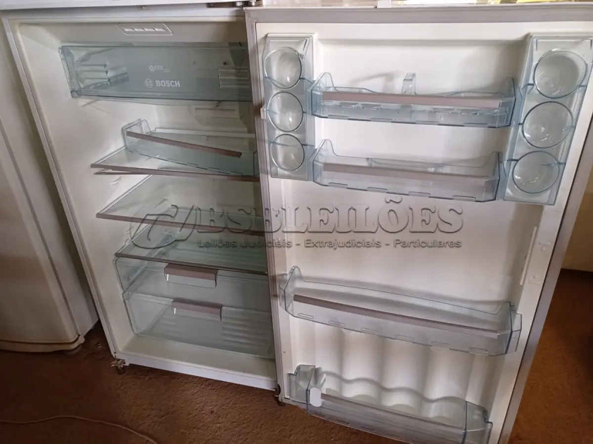 LOTE 311 - 01 GELADEIRA MARCA BOSCH 127V. (NO ESTADO) ATENÇÃO! FAZER A VISITAÇÃO ANTES DE ARREMATAR, NÃO SABEMOS SE FUNCIONA. LEILÃO NÃO TEM GARANTIA E NEM DEVOLUÇÃO, SUJEITO A POSSÍVEIS AVARIAS VISÍVEIS/OCULTAS E/OU AUSÊNCIA DE COMPONENTES.