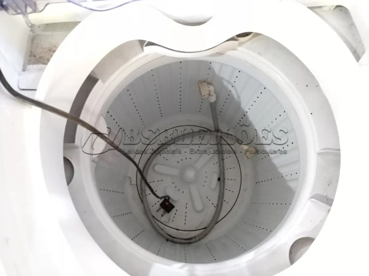 LOTE 213 - 01 MÁQUINA DE LAVAR ROUPAS MARCA ELECTROLUX 6KG 220V. (NO ESTADO) ATENÇÃO! FAZER A VISITAÇÃO ANTES DE ARREMATAR, NÃO SABEMOS SE FUNCIONA. LEILÃO NÃO TEM GARANTIA E NEM DEVOLUÇÃO, SUJEITO A POSSÍVEIS AVARIAS VISÍVEIS/OCULTAS E/OU AUSÊNCIA DE COMPONENTES.
